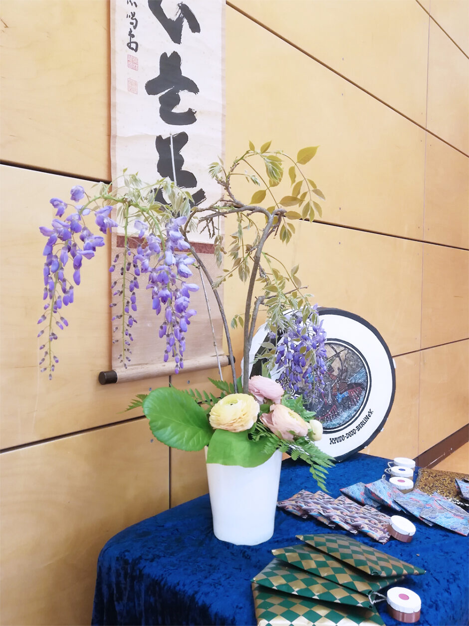 Kamiza mit Blumengesteck und den Geschenken zu den einzelnen Platzierungen.
