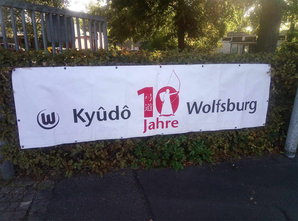 Der Eingang war nicht zu übersehen. Das Jubiläumsschild vom Wolfsburger Verein.