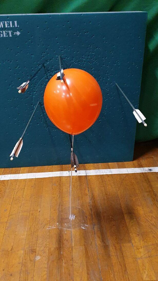 Zur Weihnachtsfeier denken sich die Mitglieder verschiedene Spiele aus. Oft mit schwer zu treffenden Luftballons.